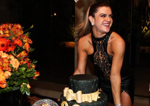  Mirella Santos dança funk durante aniversário de 30 anos